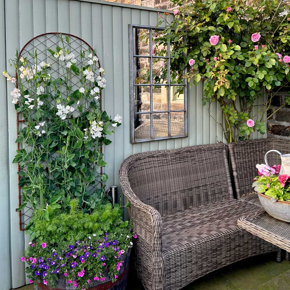 Elegance Round Screen with flowers growing on